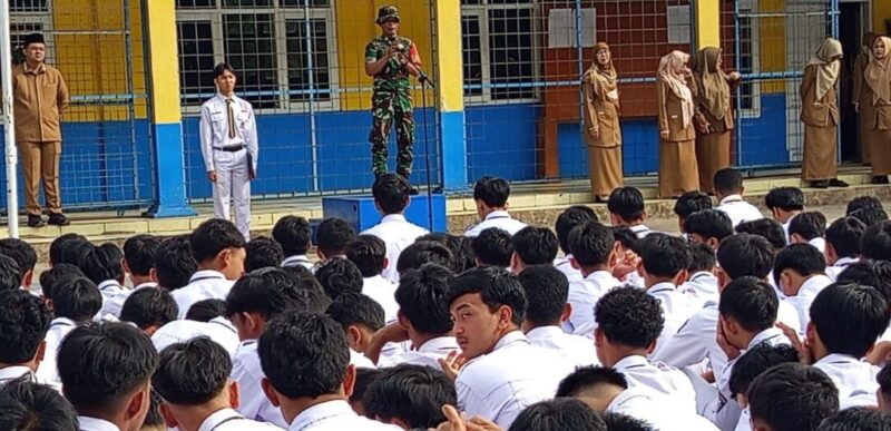 DANRAMIL 2205/KALAPANUNGGAL PIMPIN UPACARA PENGIBARAN BENDERA MERAH PUTIH DI SMK NURUL BAYAN