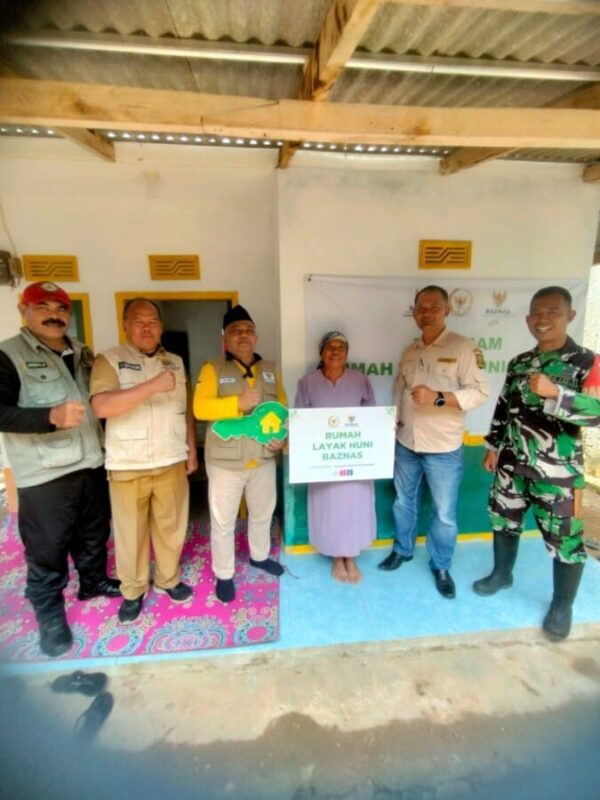 Pendampingan Penyerahan Kunci Rumah Bantuan Layak Huni oleh Babinsa Koramil 2201/Cisolok 1 PENDAMPINGAN PENYERAHAN KUNCI RUMAH BANTUAN LAYAK HUNI OLEH BABINSA KORAMIL 2201/CISOLOK