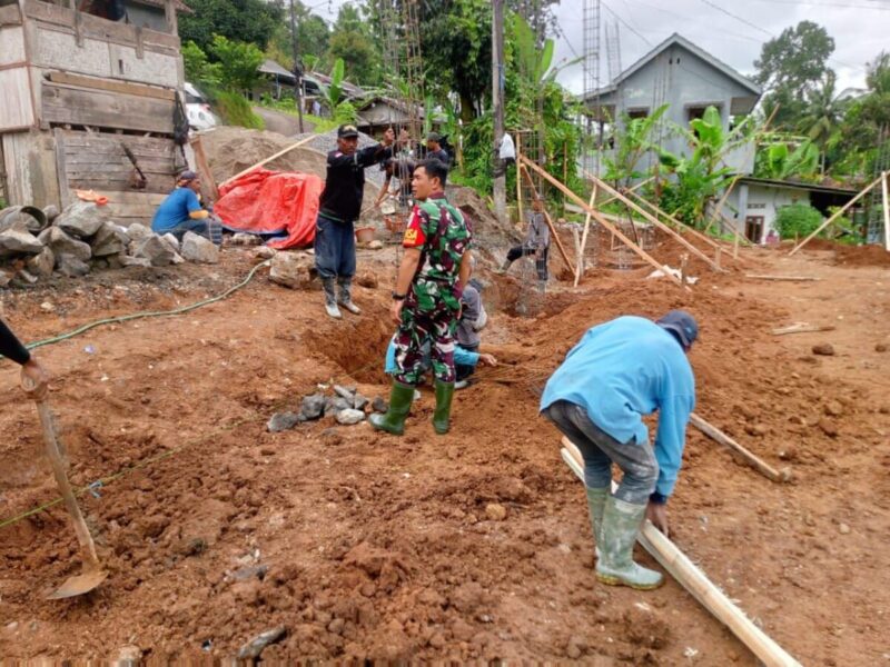 Babinsa Koramil 2201/Cisolok Laksanakan Monitoring Pembangunan KDKMP 1 Babinsa Koramil 2201/Cisolok Laksanakan Monitoring Pembangunan KDKMP