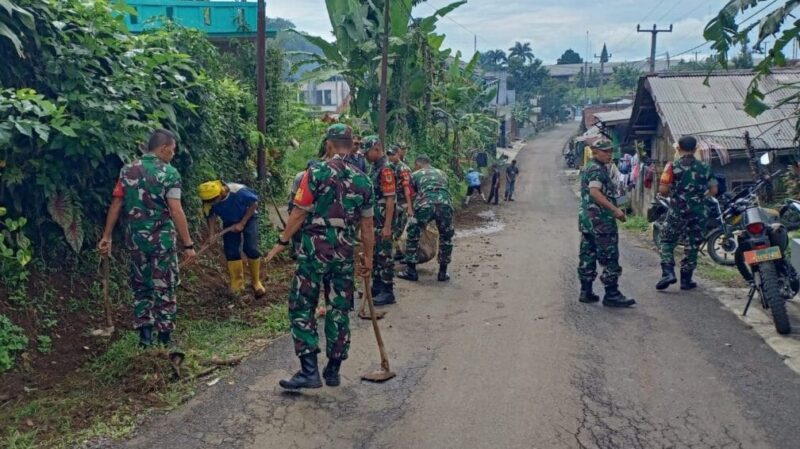 BABINSA KORAMIL 2205/KALAPANUNGGAL LAKSANAKAN BAKTI PEMELIHARAAN DAN PEMBERSIHAN JALAN KAMPUNG
