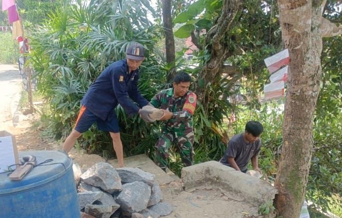 BABINSA KORAMIL 2206/PARAKANSALAK LAKSANAKAN KARYA BAKTI PEMBUATAN TPT