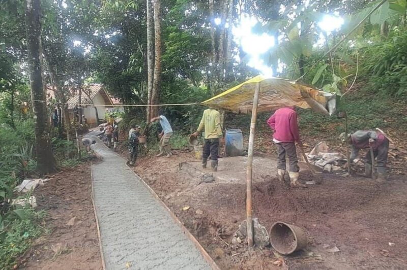 BABINSA KORAMIL 2207/JAMPANGTENGAH LAKSANAKAN KARYA BAKTI RABAT BETON BERSAMA WARGA