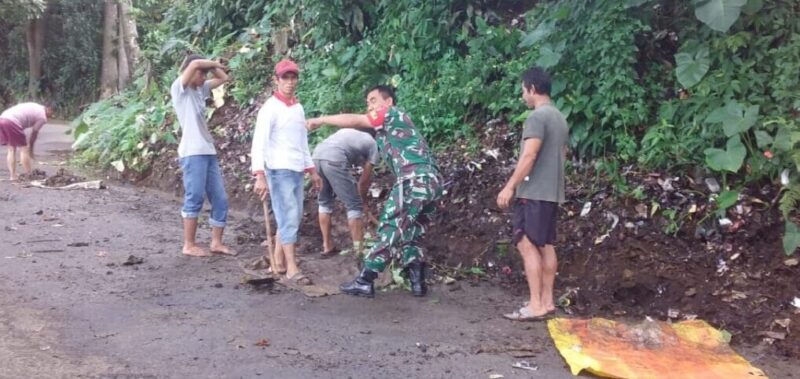 BABINSA KORAMIL 2205/KALAPANUNGGAL LAKSANAKAN BAKTI PEMELIHARAAN JALAN KAMPUNG