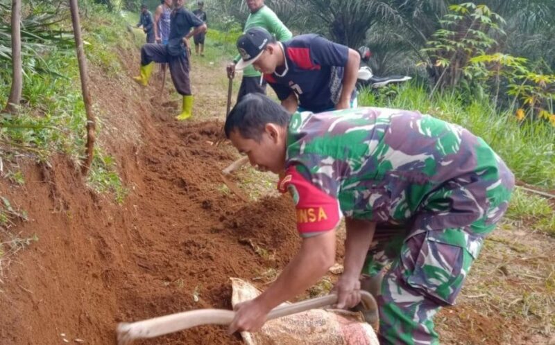 BABINSA KORAMIL 2204/CIKIDANG LAKSANAKAN BHAKTI PERBAIKAN JALAN DESA