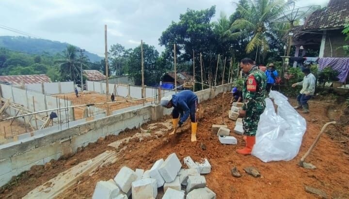 BABINSA KORAMIL 2210/PABUARAN DAMPINGI PEMBANGUNAN KDKMP DI DESA BANTARSARI