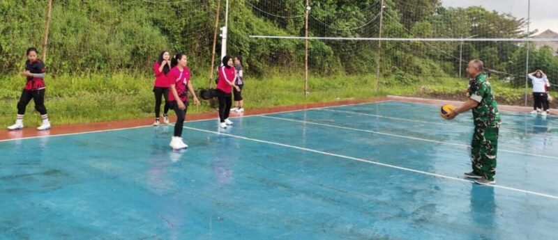 BABINSA KORAMIL 2202/PALABUHANRATU LATIH BOLA VOLI WARGA DAN PELAJAR