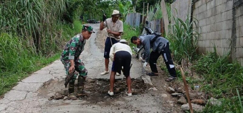BABINSA KORAMIL 2207/JAMPANGTENGAH LAKSANAKAN KARBAK PERBAIKAN JALAN DESA