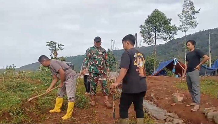 BABINSA KORAMIL 2204/CIKIDANG LAKSANAKAN KARYA BHAKTI PERBAIKAN JALAN DESA