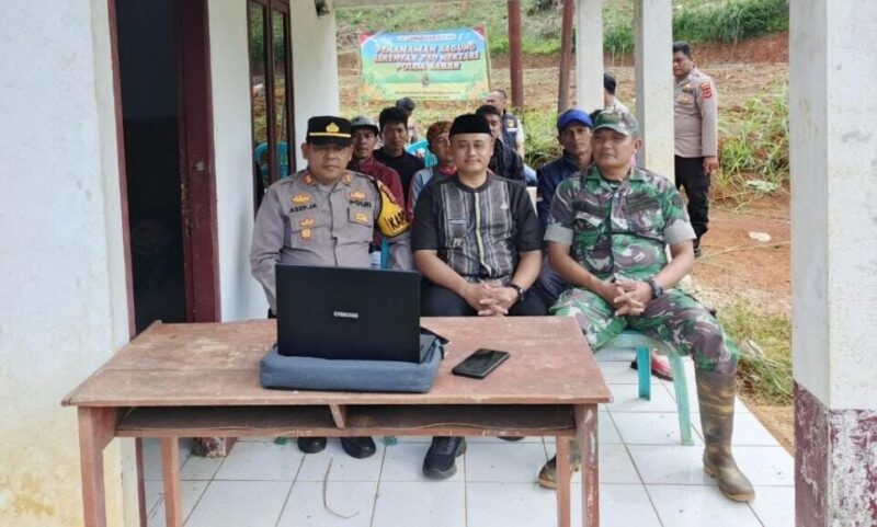 Babinsa Koramil 2207/Jampang Tengah Hadiri Zoom Meeting dan Penanaman Jagung Serentak 1 BABINSA KORAMIL 2207/JAMPANG TENGAH HADIRI ZOOM MEETING DAN PENANAMAN JAGUNG SERENTAK