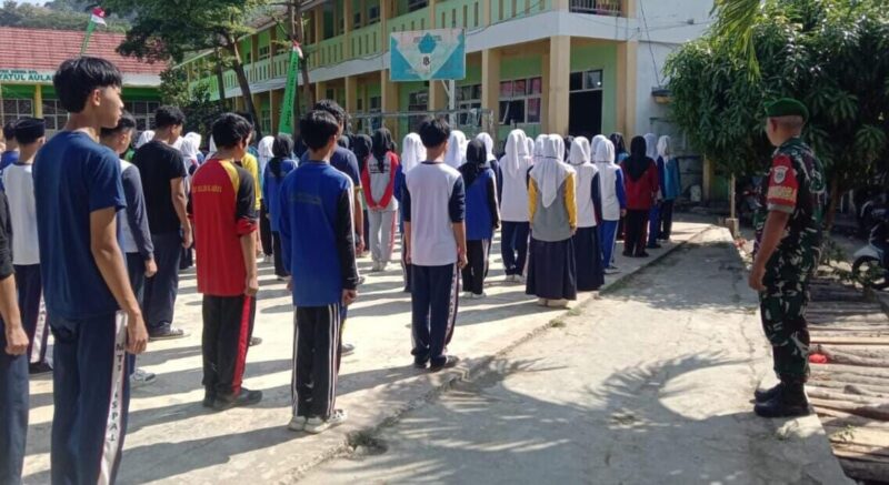 Babinsa Koramil 2202/Palabuhanratu Latih Baris-Berbaris di MAN 2 Sukabumi 1 BABINSA KORAMIL 2202/PALABUHANRATU LATIH BARIS-BERBARIS DI MAN 2 SUKABUMI