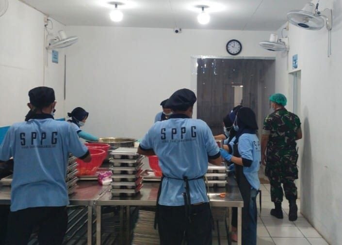 BABINSA KORAMIL 2206/PARAKANSALAK LAKSANAKAN PEMERIKSAAN DAPUR SPPG