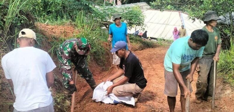 BABINSA KORAMIL 2207/JAMPANGTENGAH GELAR KARYA BAKTI PEMBERSIHAN JALAN DESA