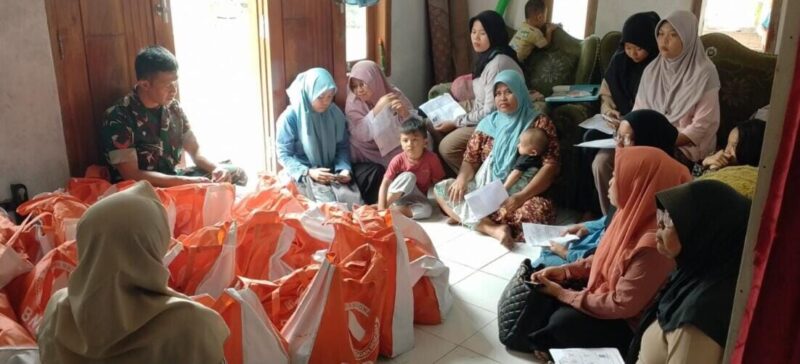 BABINSA KORAMIL 2202/PALABUHANRATU AWASI PENYALURAN BANTUAN DI DESA TONJONG