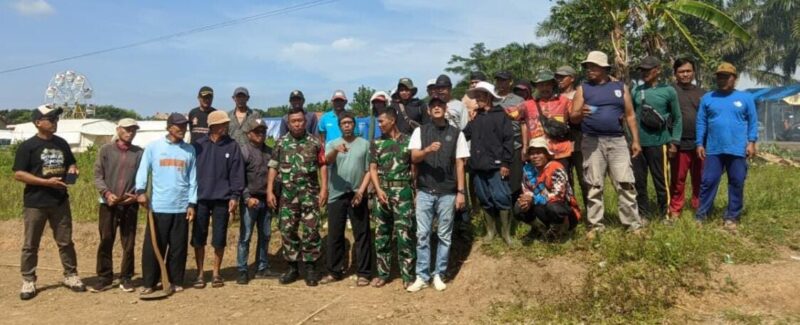 DANRAMIL 2215/CIEMAS BERSAMA BABINSA LAKSANAKAN PENYIAPAN DAN PENGUKURAN LAHAN KDKMP DI DESA TAMANJAYA