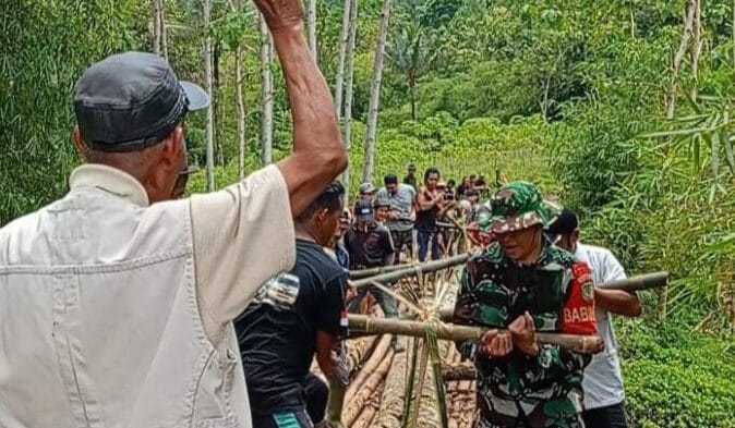 Babinsa Koramil 2209/Lengkong Bersama Warga Laksanakan Kerja Bakti Bangun Jembatan