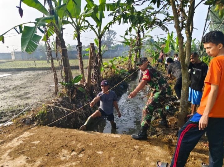 BKORAMIL 2206/PARAKANSALAK LAKSANAKAN KARBAK PEMBERSIHAN PARIT