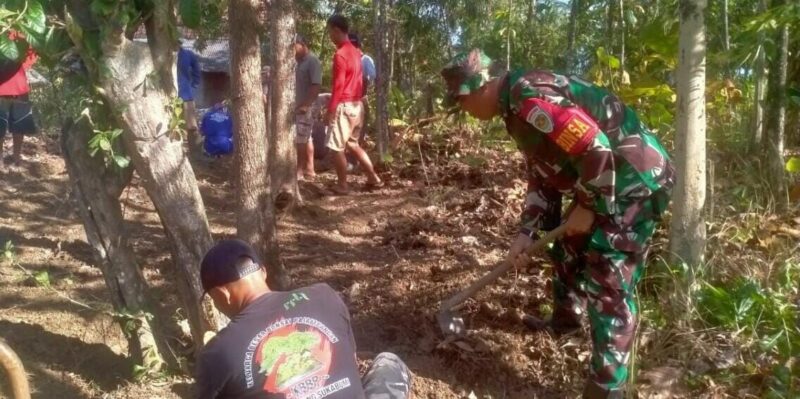 BABINSA KORAMIL 2215/CIEMAS LAKSANAKAN BAKTI PEMBERSIHAN JALAN USAHA TANI