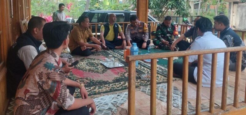DANRAMIL 2207/JAMPANG TENGAH HADIRI RAPAT KOORDINASI MENU MBG DI SDN 1 NANGERANG