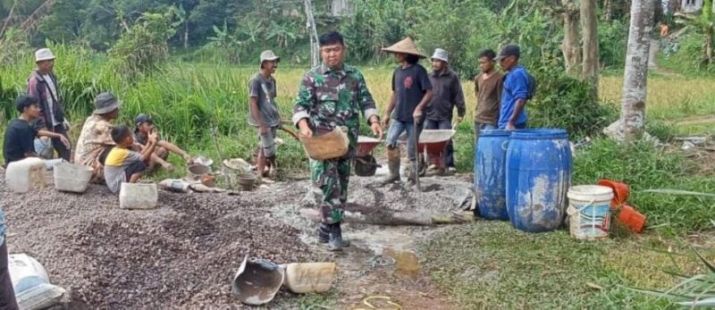 BABINSA KORAMIL 2207/JAMPANGTENGAH LAKSANAKAN KARBAK PENGECORAN JALAN BERSAMA WARGA