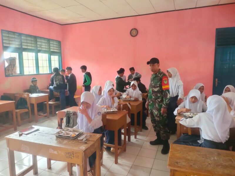 Babinsa Koramil 2209/Lengkong Hadiri Pendampingan Pendistribusian MBG di SMPN 2 Lengkong 1 Babinsa Koramil 2209/Lengkong Hadiri Pendampingan Pendistribusian MBG di SMPN 2 Lengkong
