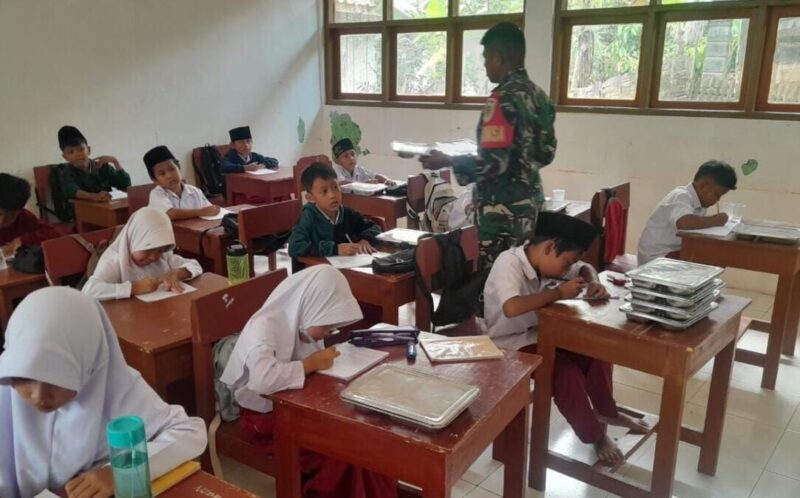 BABINSA KORAMIL 2212/TEGALBULEUD DAMPINGI PENYALURAN MBG UNTUK ANAK SEKOLAH