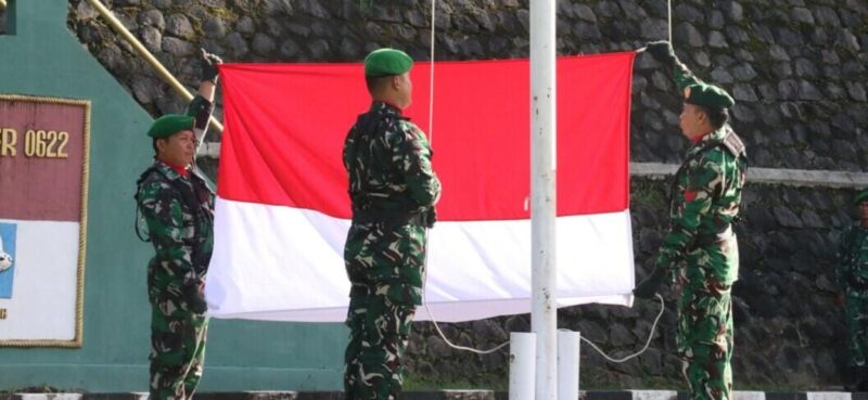 UPACARA BENDERA MINGGU SATU BULAN FEBRUARI 2026 DI KODIM 0622/KAB. SUKABUMI BERLANGSUNG KHIDMAT