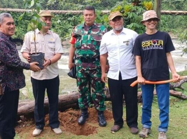 BABINSA KORAMIL 2204/CIKIDANG LAKSANAKAN KEGIATAN PENGHIJAUAN DI DAS CITARIK