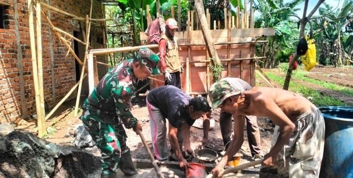 BABINSA KORAMIL 2210/PABUARAN LAKSANAKAN KARYA BHAKTI BERSAMA WARGA