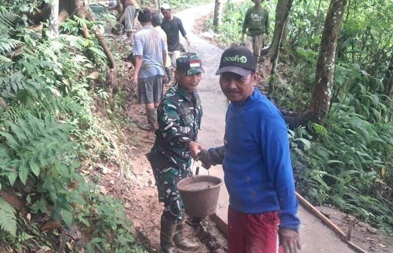BABINSA KORAMIL 2207/JAMPANGTENGAH LAKSANAKAN KARYA BAKTI PENGECORAN JALAN DESA BERSAMA WARGA