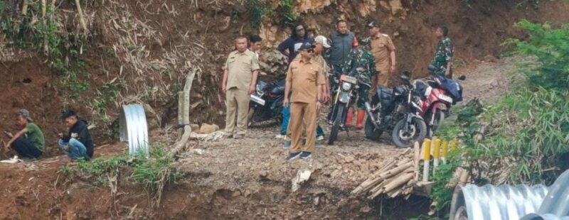 DANRAMIL 2209/LENGKONG BERSAMA MUSPIKA TINJAU JEMBATAN ARTECO DI DESA LANGKAPJAYA