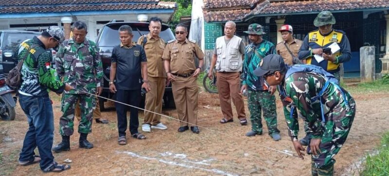 BABINSA KORAMIL 2214/SURADE LAKSANAKAN PENDAMPINGAN PENGUKURAN JALAN KARYA BAKTI