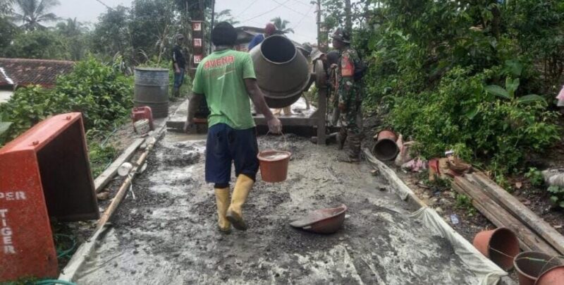 BABINSA KORAMIL 2207/JAMPANGTENGAH LAKSANAKAN KARYA BAKTI PENGECORAN JALAN DESA