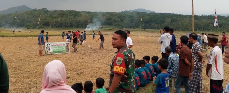 BABINSA KORAMIL 2202/PALABUHANRATU LAKSANAKAN PENGAMANAN PERTANDINGAN SEPAK BOLA