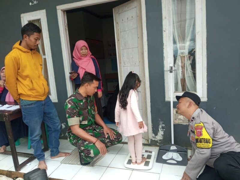 BABINSA KORAMIL 2208/NYALINDUNG LAKSANAKAN PENDAMPINGAN POSYANDU DAN PENIMBANGAN BALITA