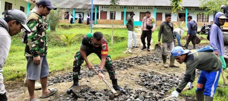 Babinsa Koramil 2213/Jampangkulon Laksanakan Kegiatan Bakti Bersama Warga 1 BABINSA KORAMIL 2213/JAMPANGKULON LAKSANAKAN KEGIATAN BAKTI BERSAMA WARGA