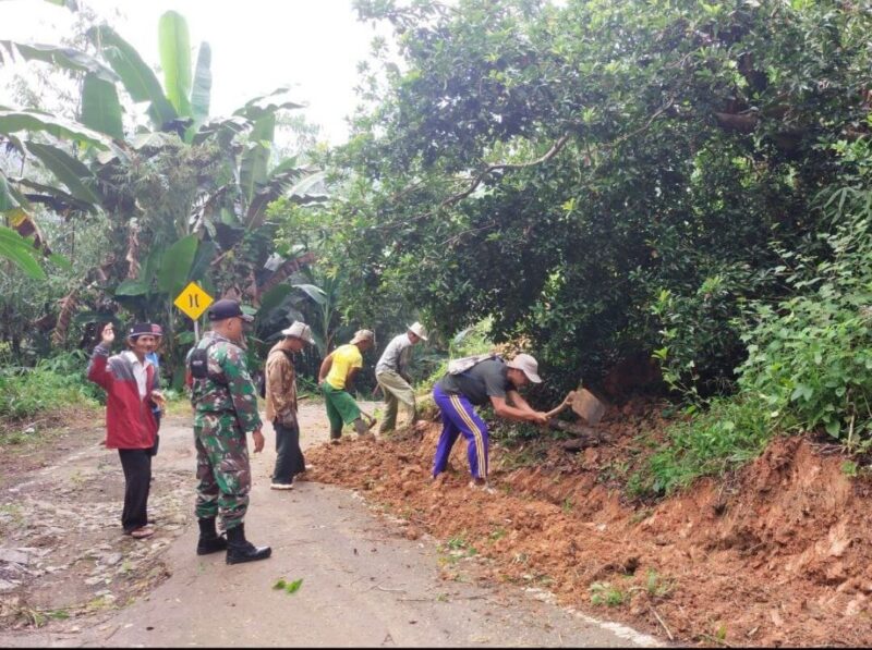 Babinsa Koramil 2211/Sagaranten Laksanakan Karya Bakti Pembuatan Parit Jalan 1 Babinsa Koramil 2211/Sagaranten Laksanakan Karya Bakti Pembuatan Parit Jalan