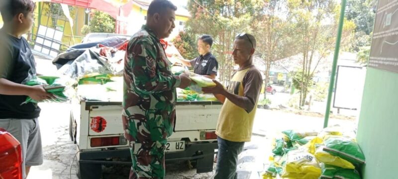 BABINSA KORAMIL 2204/CIKIDANG LAKSANAKAN PENJUALAN BERAS SPHP DI DESA CIKARAE THOYIBAH
