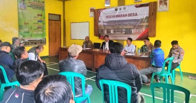 BABINSA KORAMIL 2207/JAMPANG TENGAH HADIRI RAPAT MINGGUAN BERSAMA APARAT DESA DAN WARGA BOJONGJENGKOL