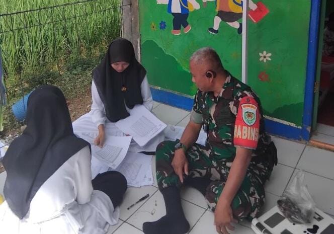 BABINSA KORAMIL 2208/NYALINDUNG LAKSANAKAN PENDAMPINGAN POSYANDU DI DESA KARANGJAYA