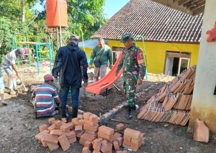 Babinsa Koramil 2210/Pabuaran Laksanakan Karya Bhakti Bersama Warga 1 Babinsa Koramil 2210/Pabuaran Laksanakan Karya Bhakti Bersama Warga