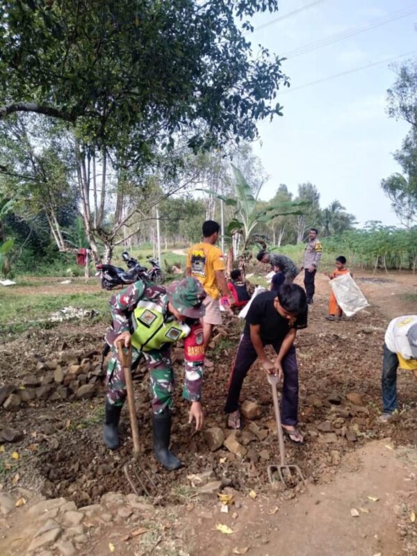 Babinsa Koramil 2214/Surade Laksanakan Bhakti Pembuatan Jalan Bersama Warga 1 Babinsa Koramil 2214/Surade Laksanakan Bhakti Pembuatan Jalan Bersama Warga