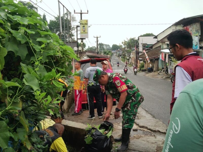 Personil Koramil 2206/Parakansalak Bersama Forkopincam dan Warga Laksanakan Giat Jabar Bersih 8