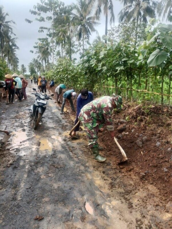 Babinsa Koramil 2202/Palabuhanratu Laksanakan Pembersihan Jalan dan Pembuatan Parit di Desa Cibodas 1 Babinsa Koramil 2202/Palabuhanratu Laksanakan Pembersihan Jalan dan Pembuatan Parit di Desa Cibodas