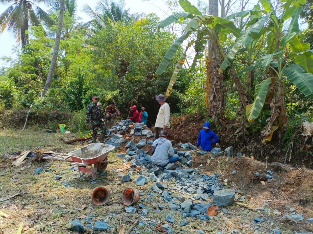 Danposramil 2213/Jampangkulon Laksanakan Bakti Bersama Warga Desa Binaan 1