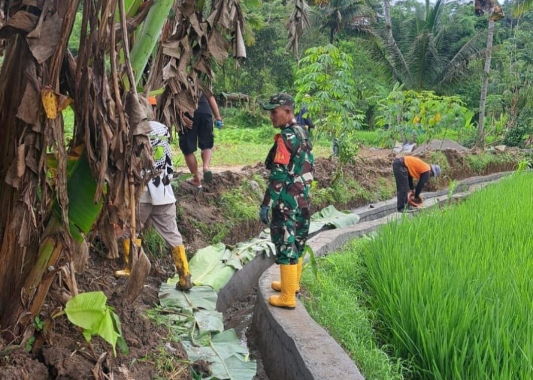Babinsa Koramil 2209/Lengkong Lakukan Pengecekan Pembangunan Saluran Air 1 Babinsa Koramil 2209/Lengkong Lakukan Pengecekan Pembangunan Saluran Air