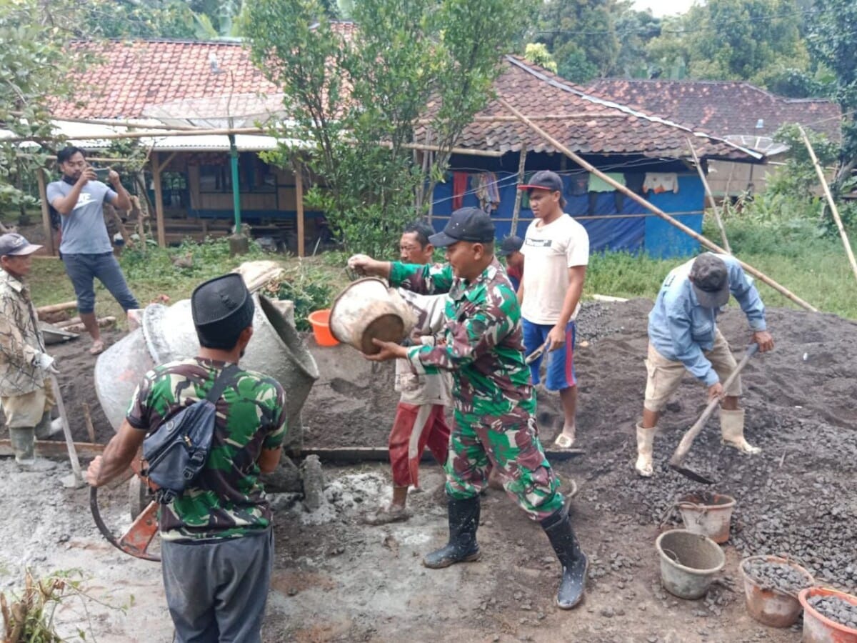 BABINSA KORAMIL 2214/SURADE LAKSANAKAN BHAKTI PENGECORAN JALAN DESA BERSAMA WARGA