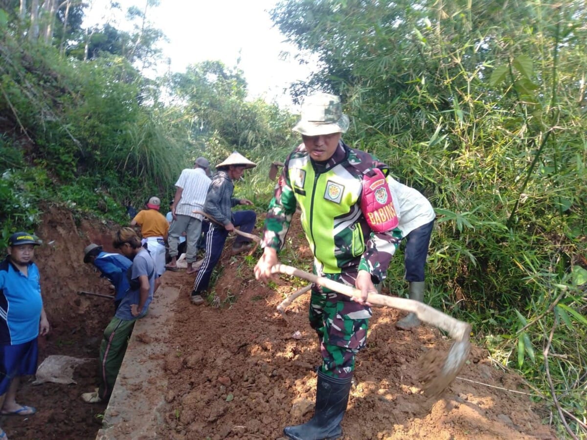 Babinsa Koramil 2214/Surade Laksanakan Karya Bhakti Pembersihan Saluran Irigasi Bersama Warga 1 Babinsa Koramil 2214/Surade Laksanakan Karya Bhakti Pembersihan Saluran Irigasi Bersama Warga