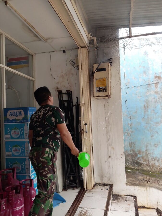 Respon Cepat Piket Koramil, Serda Komarudin Padamkan Api di Gardu Listrik Indomaret 3