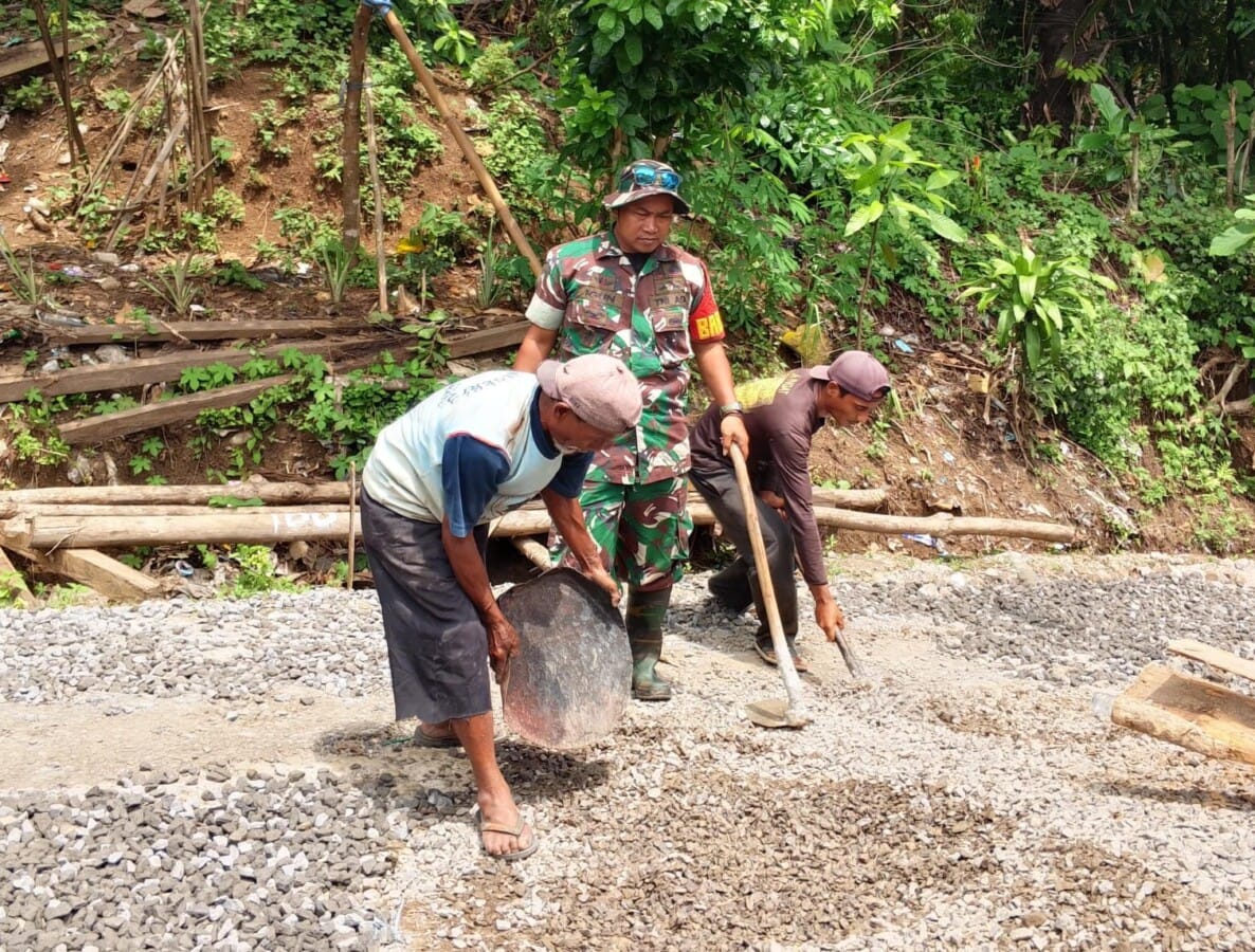 Babinsa Koramil 2202/Palabuhanratu Bantu Warga Tutupi Jalan Berlubang 8