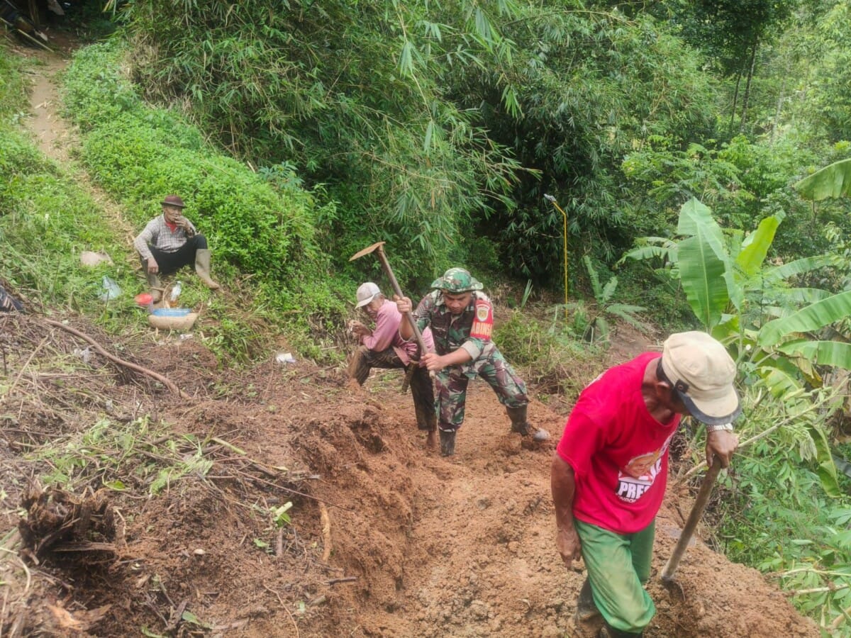 Babinsa Koramil 2201/Cisolok Gelar Karya Bakti Pembenahan Jalan Bersama Warga 1 Babinsa Koramil 2201/Cisolok Gelar Karya Bakti Pembenahan Jalan Bersama Warga